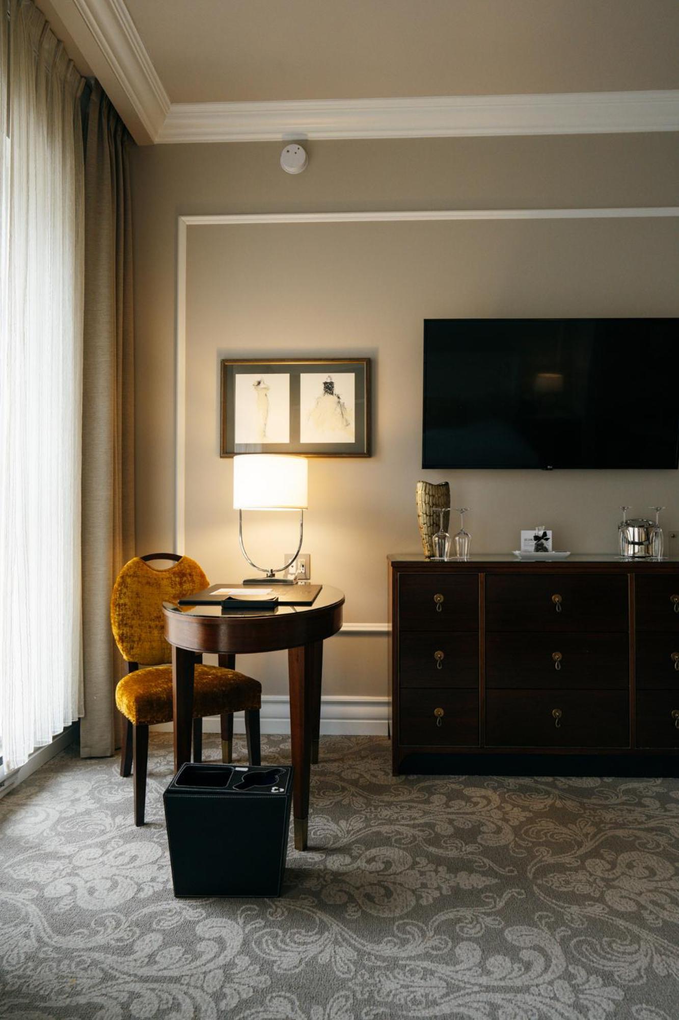 Hotel Birks Montréal Eksteriør billede A room at the Hotel de Ville