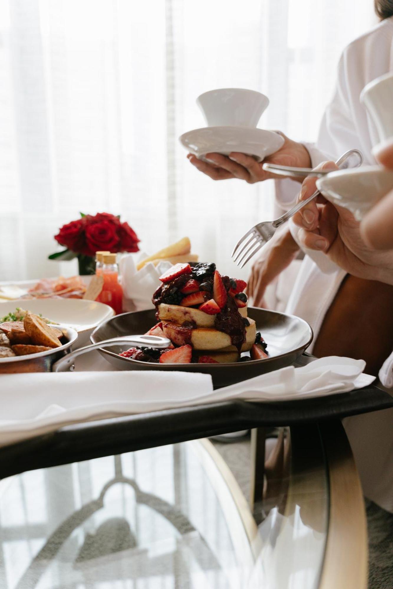 Hotel Birks Montréal Eksteriør billede A woman eating a dessert