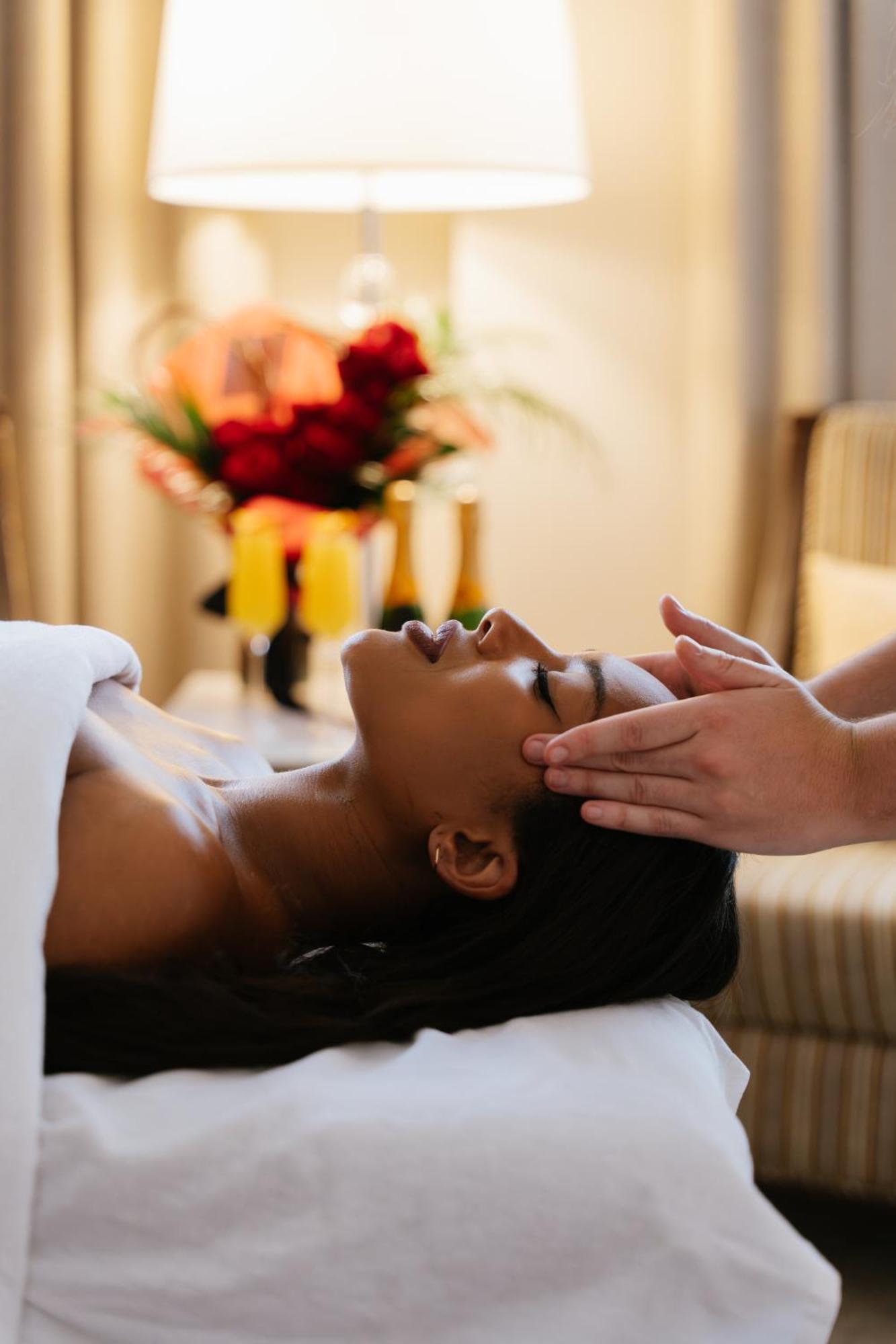 Hotel Birks Montréal Eksteriør billede A woman receiving a head massage