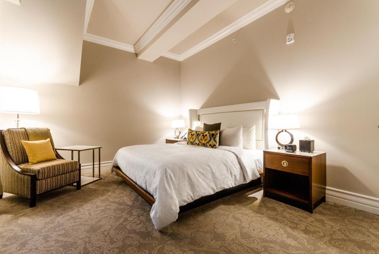 Hotel Birks Montréal Eksteriør billede A guest room at the Hotel Commonwealth