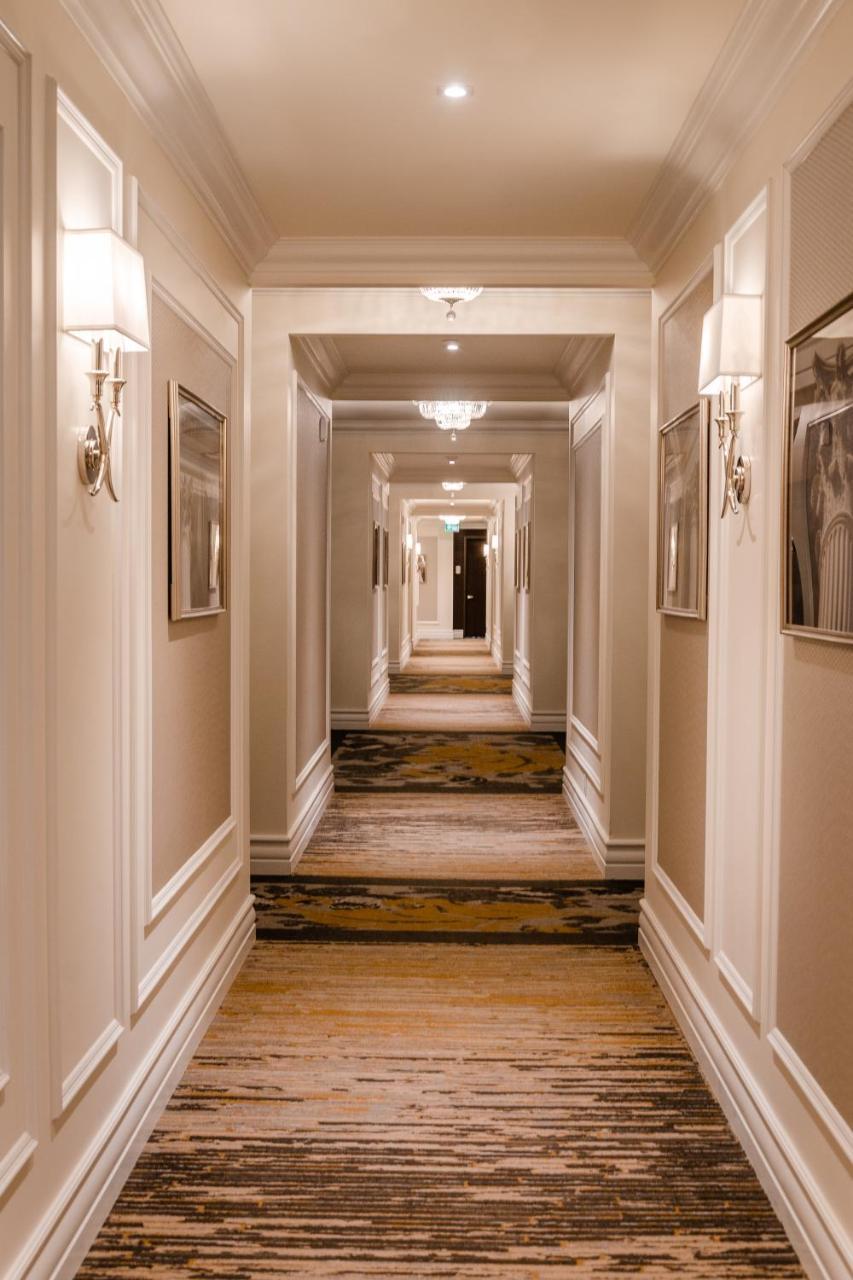 Hotel Birks Montréal Eksteriør billede A corridor at the hotel